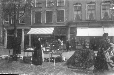 830921 Afbeelding van een markt op de Neude te Utrecht.